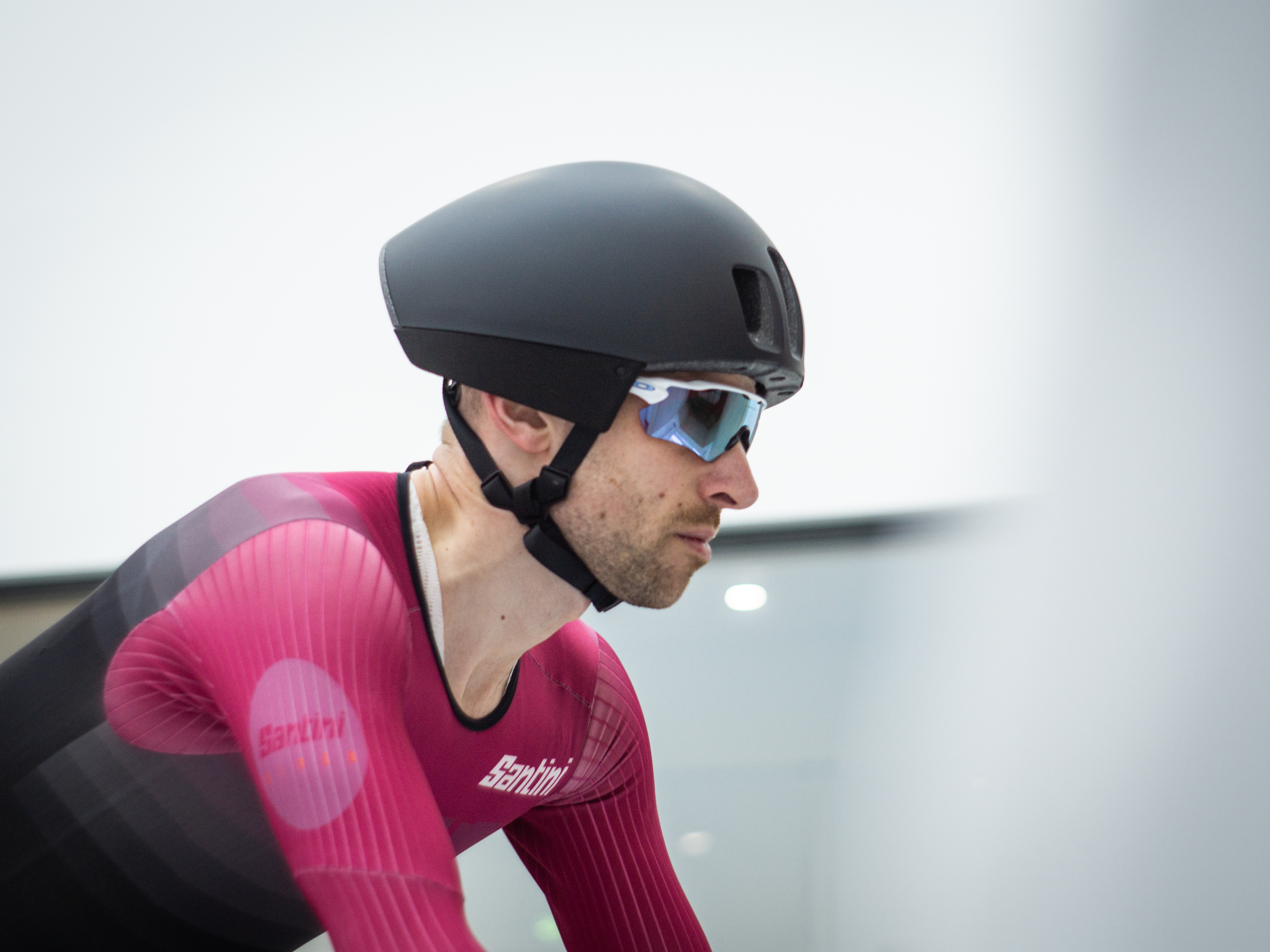 Un gros plan de la tête de Tom alors qu'il porte les Procen Air avec des lunettes de soleil Oakley Radar