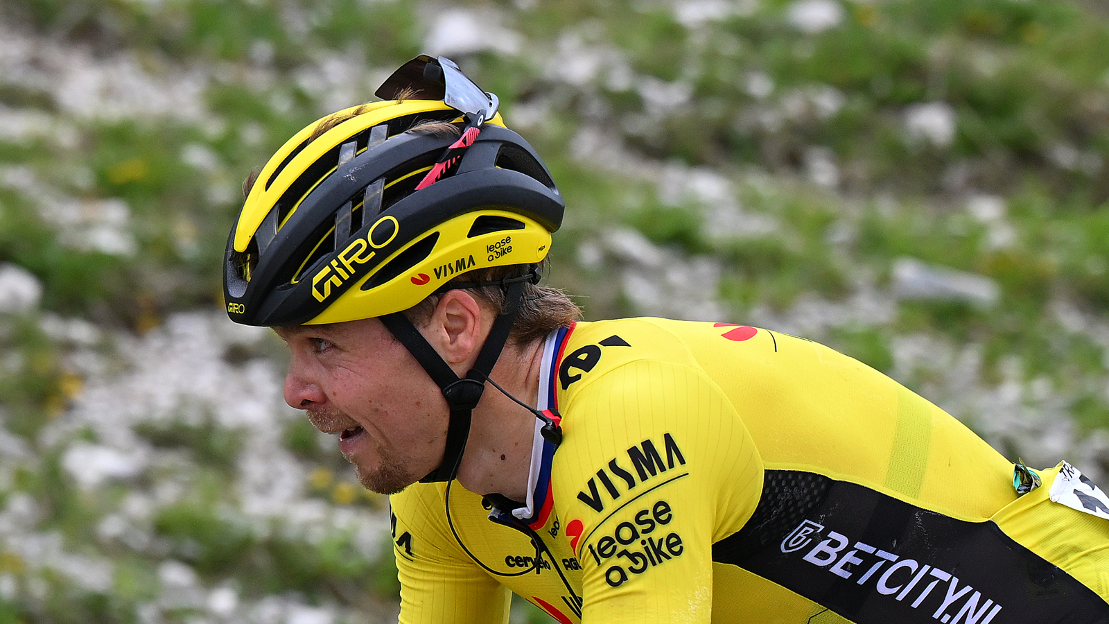 Jan Tratnik porte ses lunettes de soleil à l'arrière de son casque, se créant une pénalité aérodynamique
