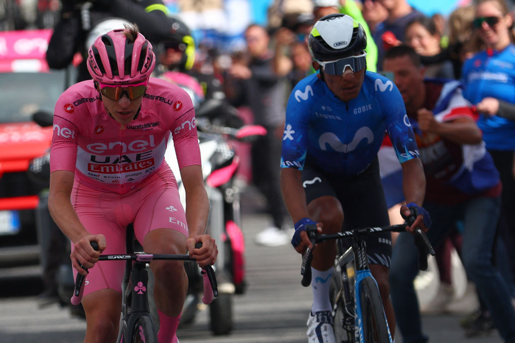 Le pilote slovène de l'équipe des Émirats arabes unis, Tadej Pogacar (à gauche), passe devant le pilote colombien de l'équipe Movistar, Nairo Quintana, pour remporter la 15e étape de la 107e course cycliste du Giro d'Italia, 222 km entre Manerba del Garda et Mottolino, le 19 mai 2024. (Photo de Luca Bettini / PISCINE / AFP)