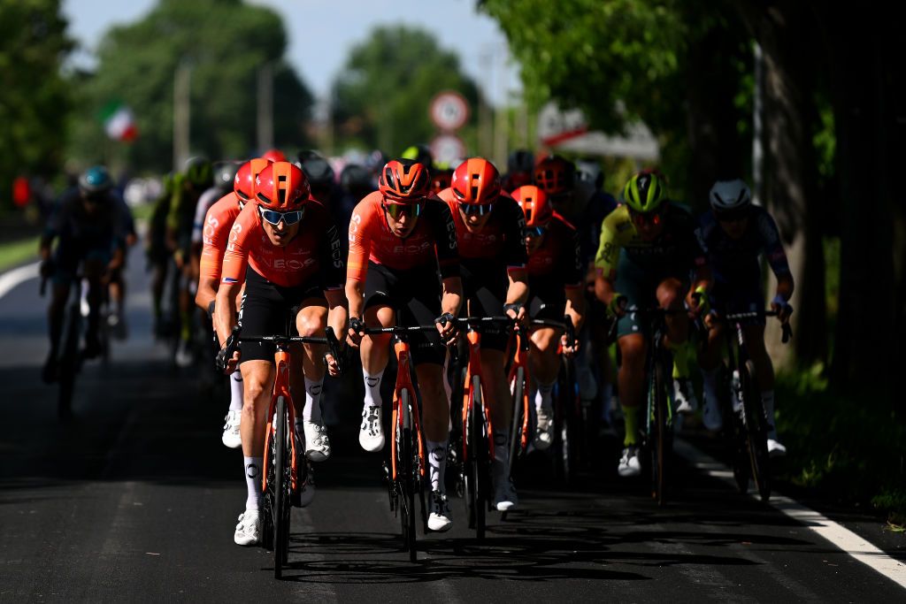 Geraint Thomas creates echelons through the crosswinds on stage 13 at the Giro d