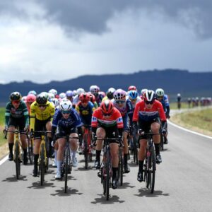 The peloton shattered in the crosswinds on stage 4 of La Vuelta Femenina