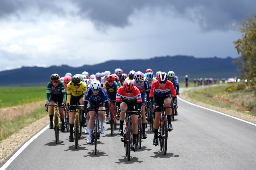 The peloton shattered in the crosswinds on stage 4 of La Vuelta Femenina