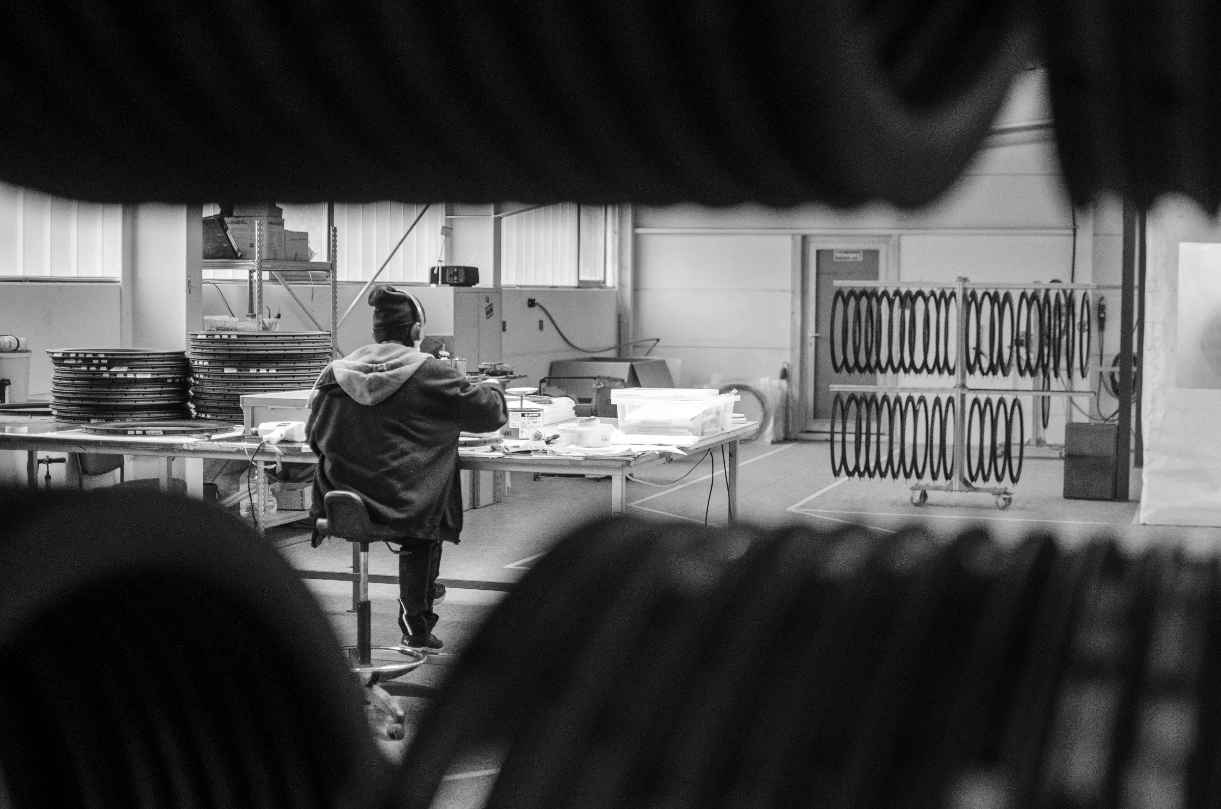 Vue d'une usine montrant un ouvrier fabriquant des roues Hunt