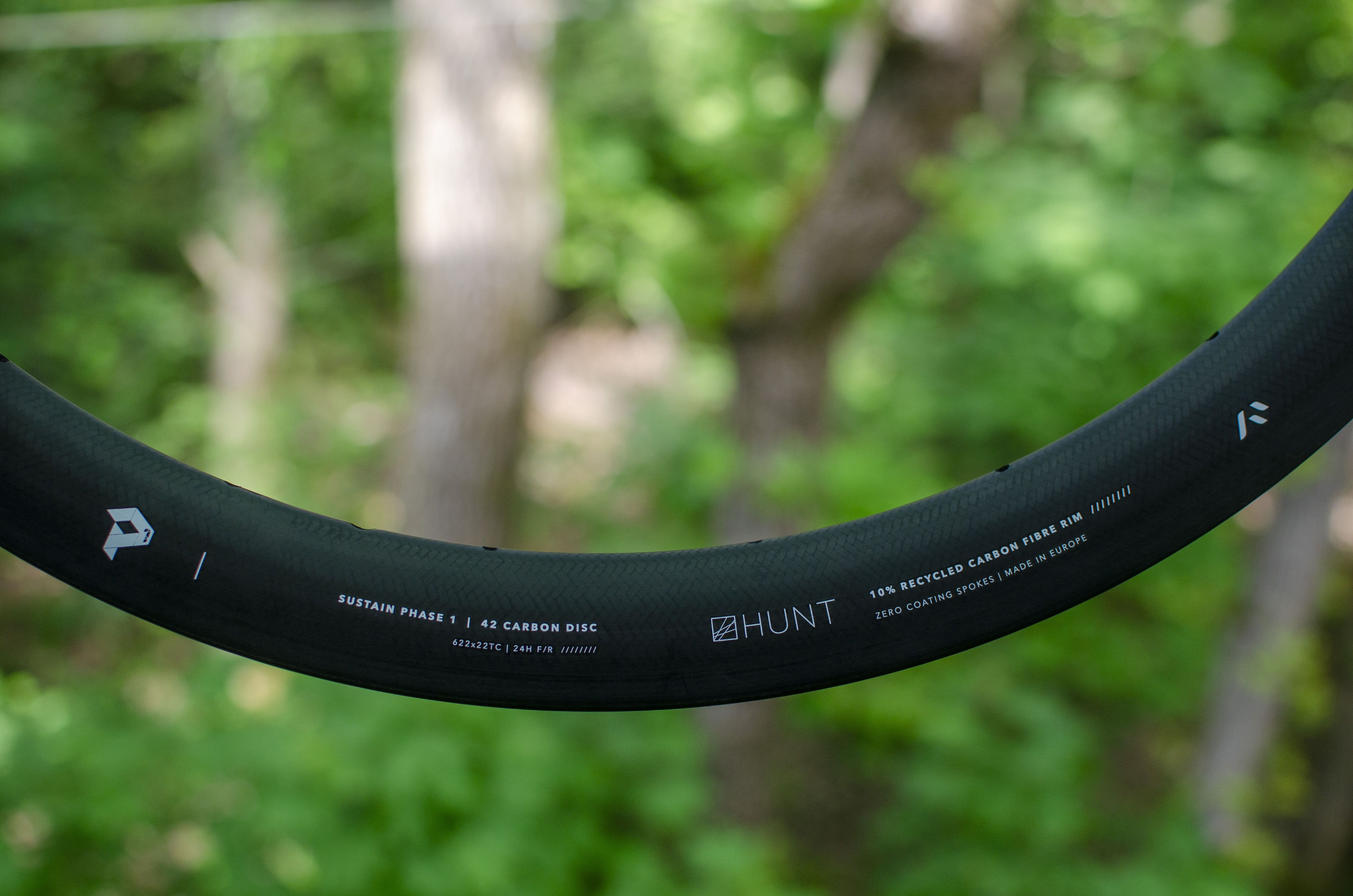 Un gros plan d'une jante en carbone Hunt, montrant la marque « Sustain Phase 1 »