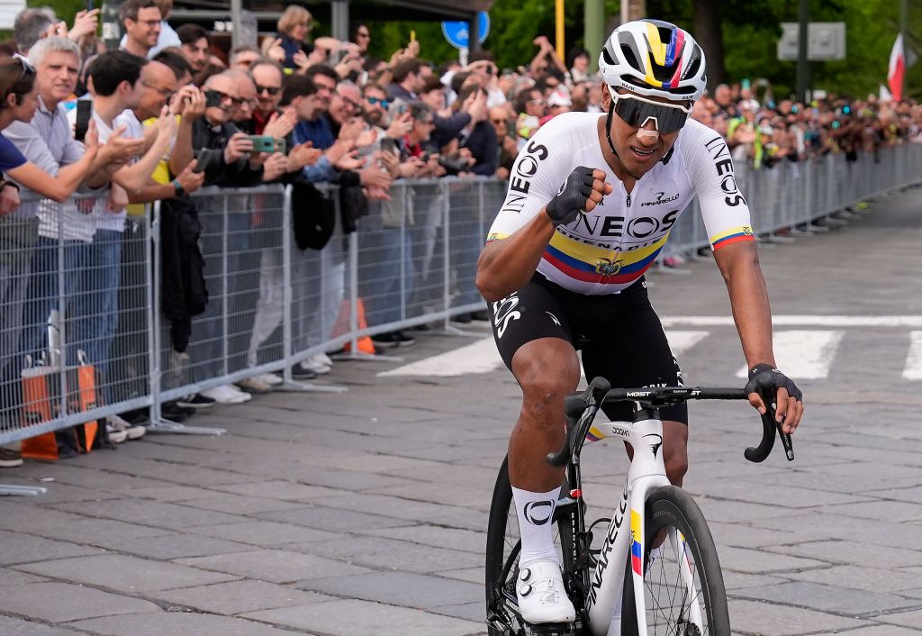 Supporters cheer on winner, Team Ineos