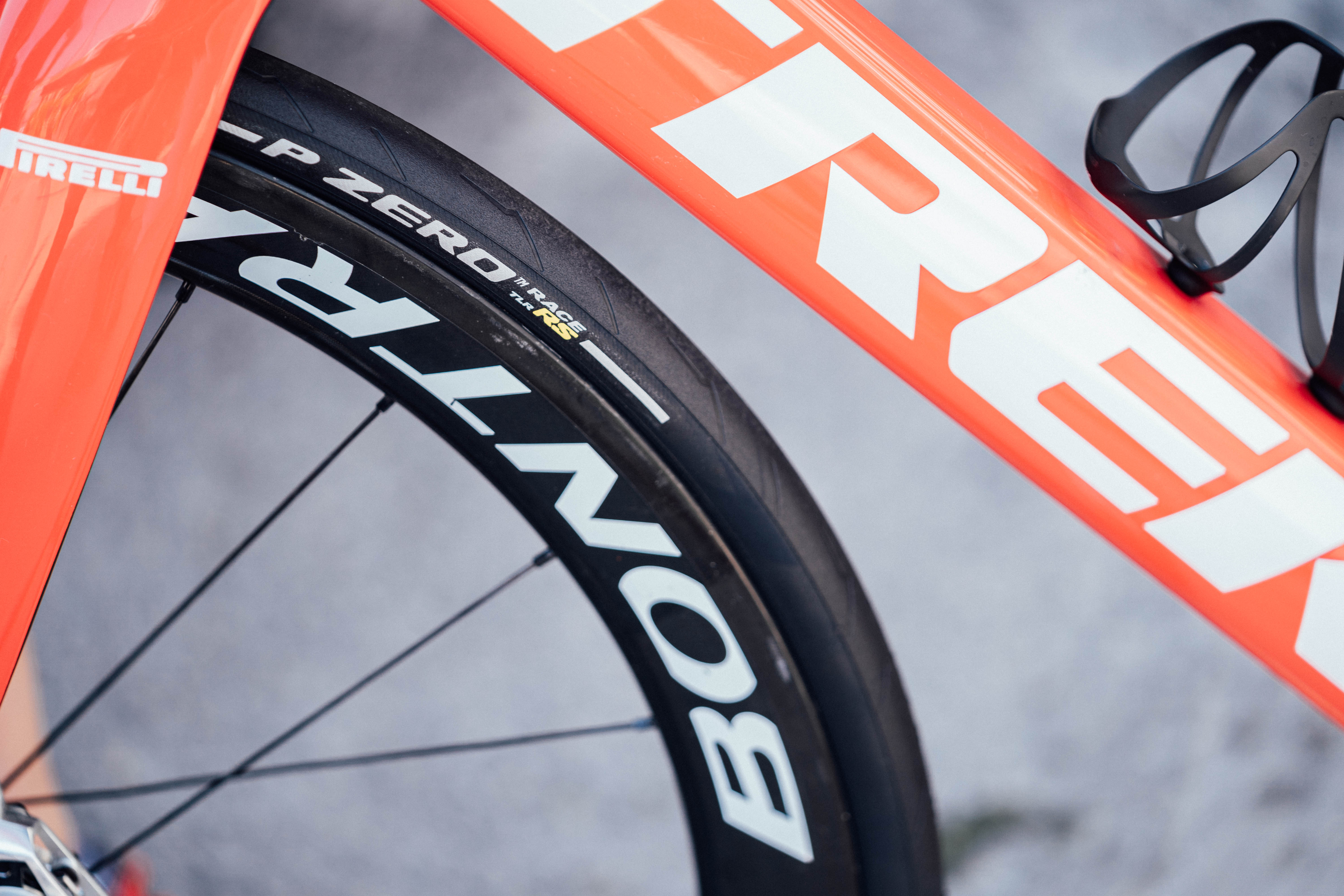 Gros plan sur les nouveaux pneus Pirelli P Zero Race TLR RR