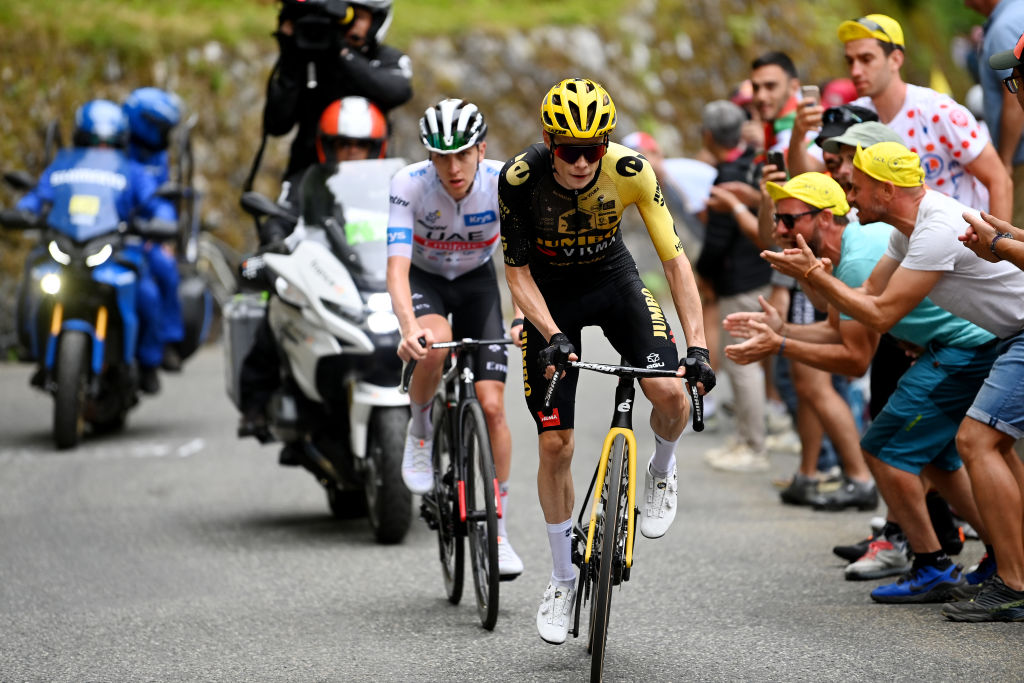 CAUTERETSCAMBASQUE FRANCE 06 JUILLET LR Tadej Pogacar de Slovénie et UAE Team Emirates White Best Young Rider Jersey et Jonas Vingegaard du Danemark et Team JumboVisma attaquent lors de la sixième étape du 110e Tour de France 2023 une étape de 1449 km de Tarbes à CauteretsCambasque 1355 m UCIWT le 06 juillet 2023 à CauteretsCambasque France Photo de Tim de WaeleGetty Images