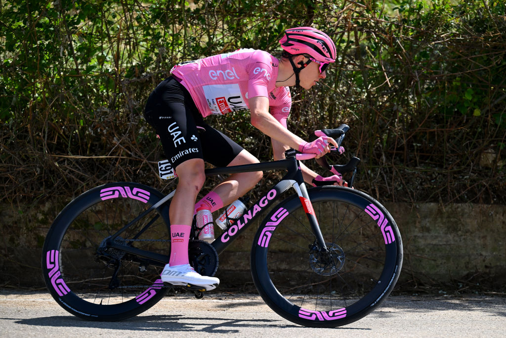BOCCA DELLA SELVA ITALIE 14 MAI Tadej Pogacar de Slovénie et l'équipe des Émirats arabes unis Pink leader Jersey participe à la 107e Giro dItalia 2024 Stage 10 une étape de 142 km de Pompei à Cusano Mutri Bocca della Selva 1389m UCIWT le 14 2024 mai à Bocca della Selva Italie photo de Tim de WaeleGetty Images