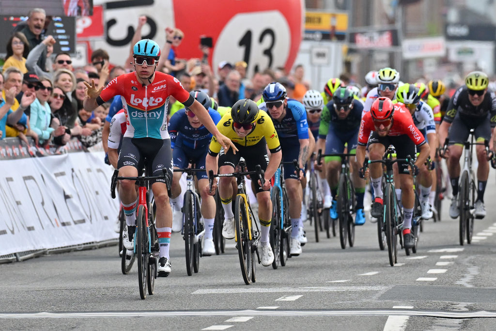 De Lie remporte la victoire sur le Circuit de Wallonie, suivi de Brennan, troisième.