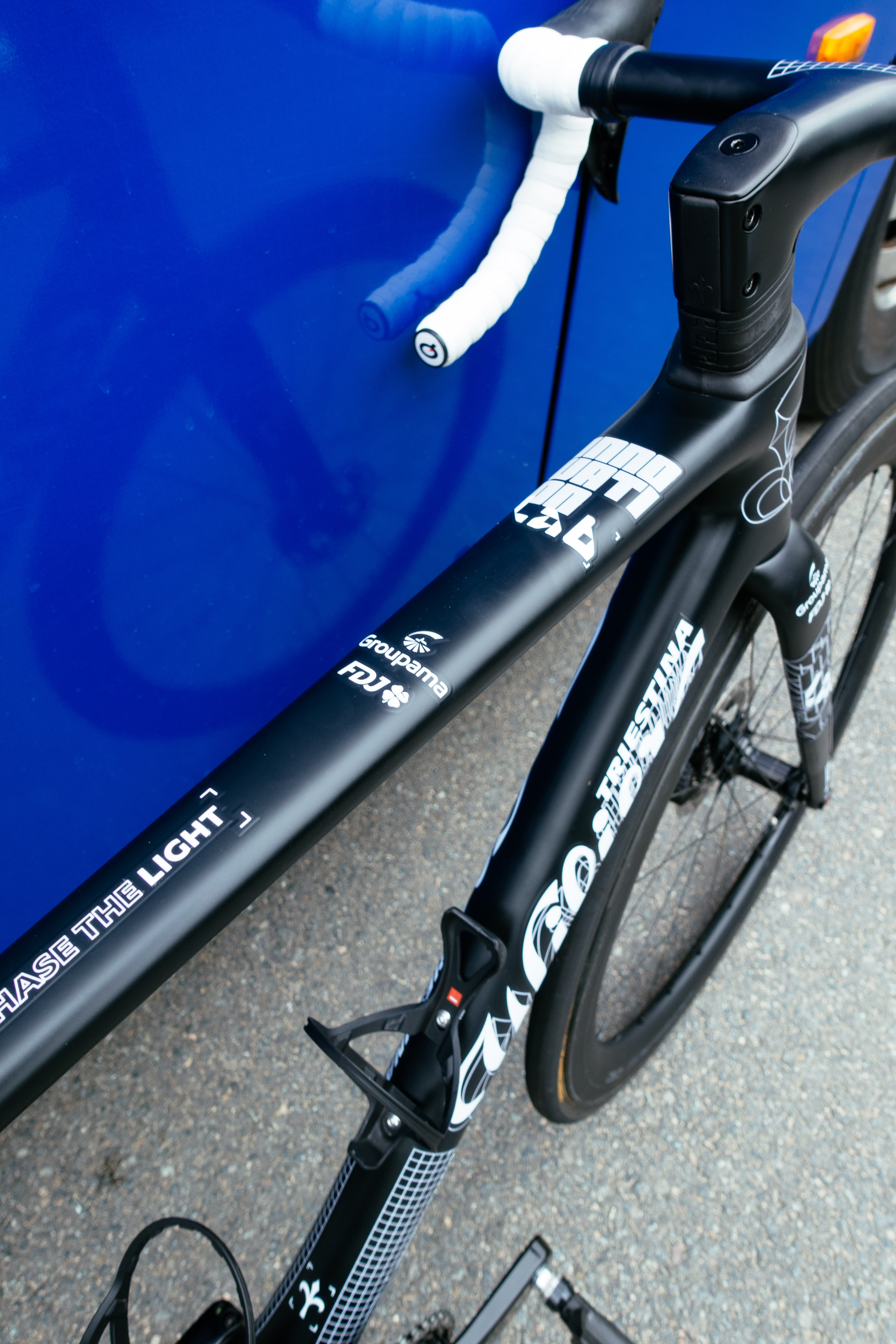 Nouveau vélo prototype Wilier contre un bus bleu