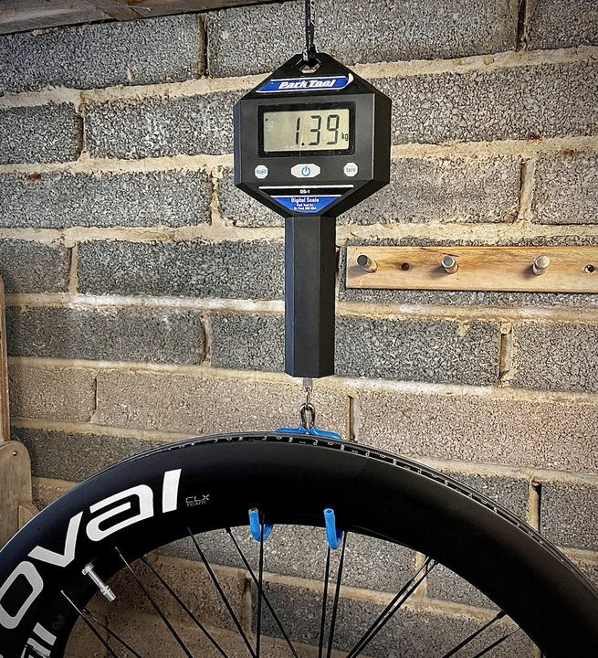 Deux paires de roues Roval Rapide CLX Team sont suspendues à certaines balances Park Tool, affichant le poids à 1,39 kg