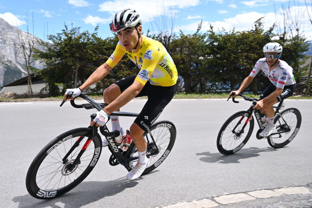 Juan Ayuso mène l'UAE Team Emirates au Critérium du Dauphiné en route