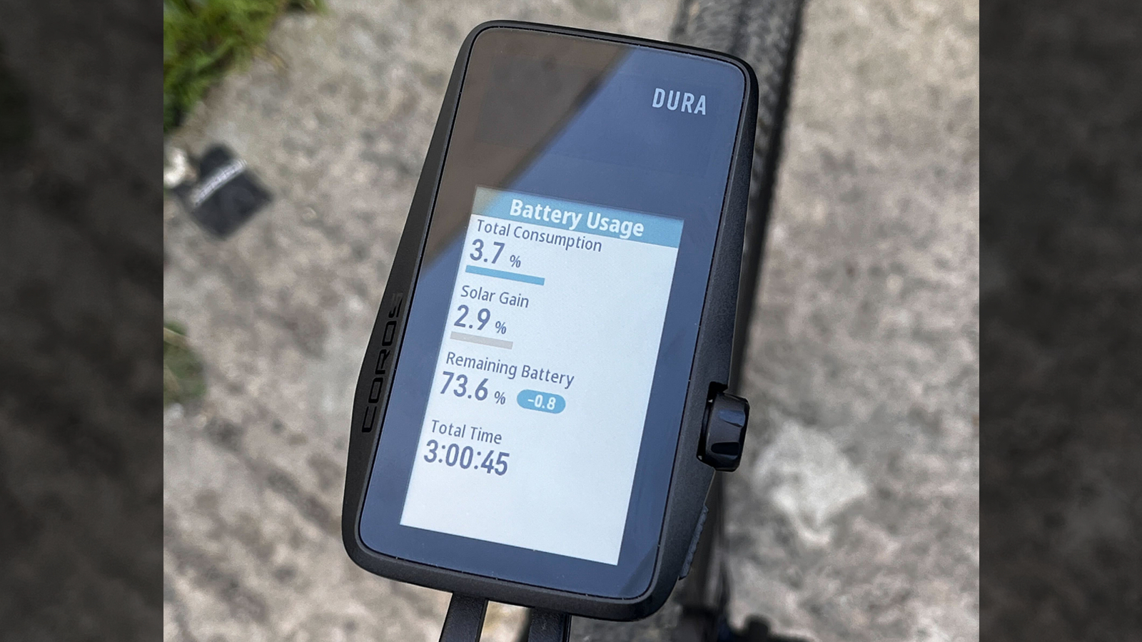 L'ordinateur Coros Dura affichant l'écran d'utilisation de la batterie