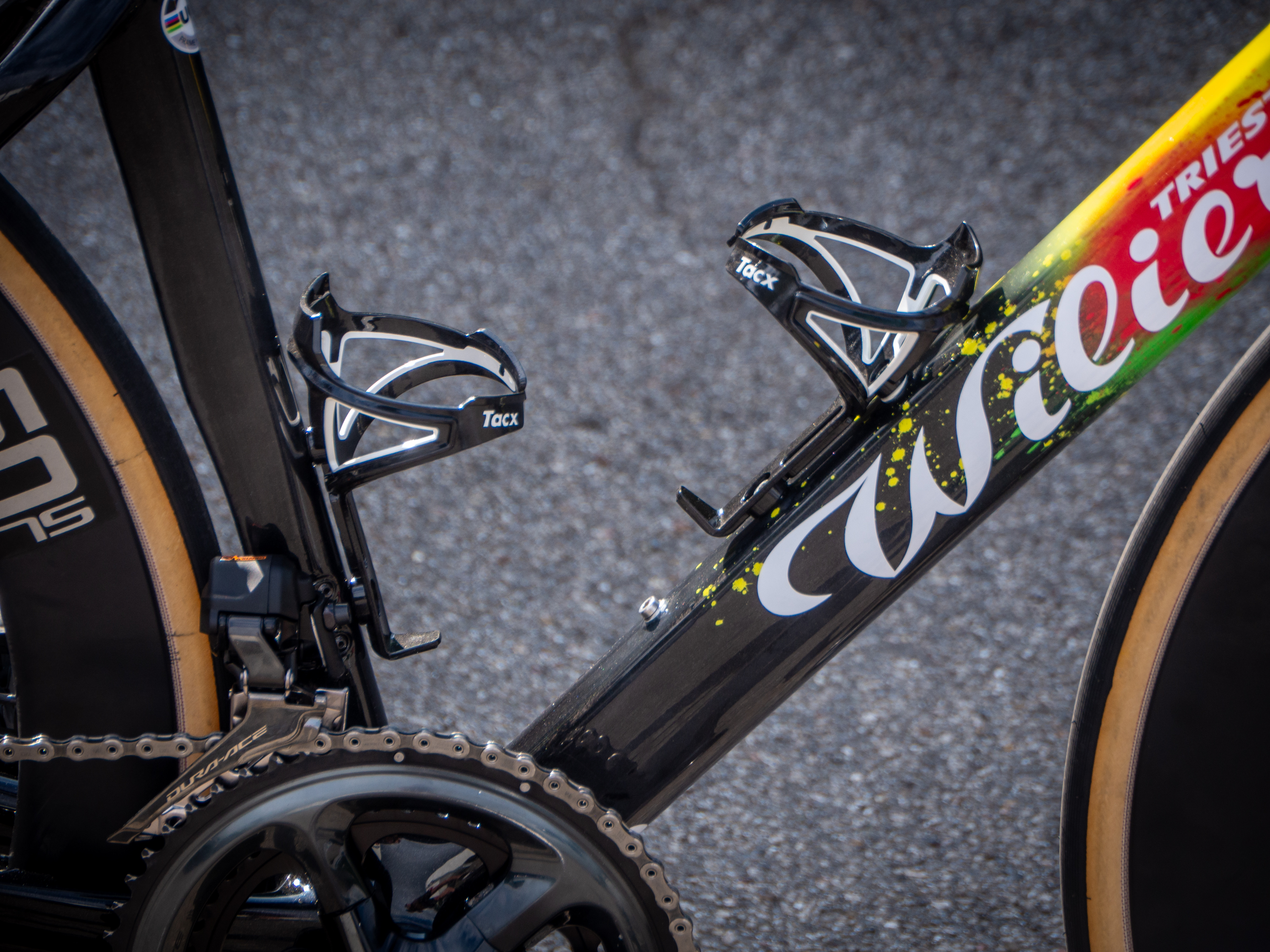 Les porte-bidons noirs simples sont en harmonie avec la moitié arrière noire brillante du vélo