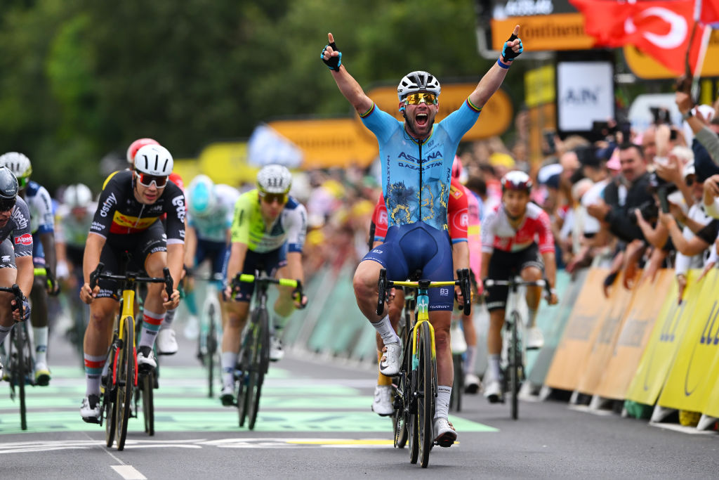 SAINT VULBAS FRANCE 03 JUILLET Mark Cavendish du Royaume-Uni et de l'équipe Astana Qazaqstan célèbre sur la ligne d'arrivée en tant que vainqueur d'étape lors de la 111e étape 5 du Tour de France 2024, une étape de 1774 km de Saint-Jean-de-Maurienne à Saint-Vulbas UCIWT le 03 juillet 2024 à Saint-Vulbas, France Photo de Dario BelingheriGetty Images