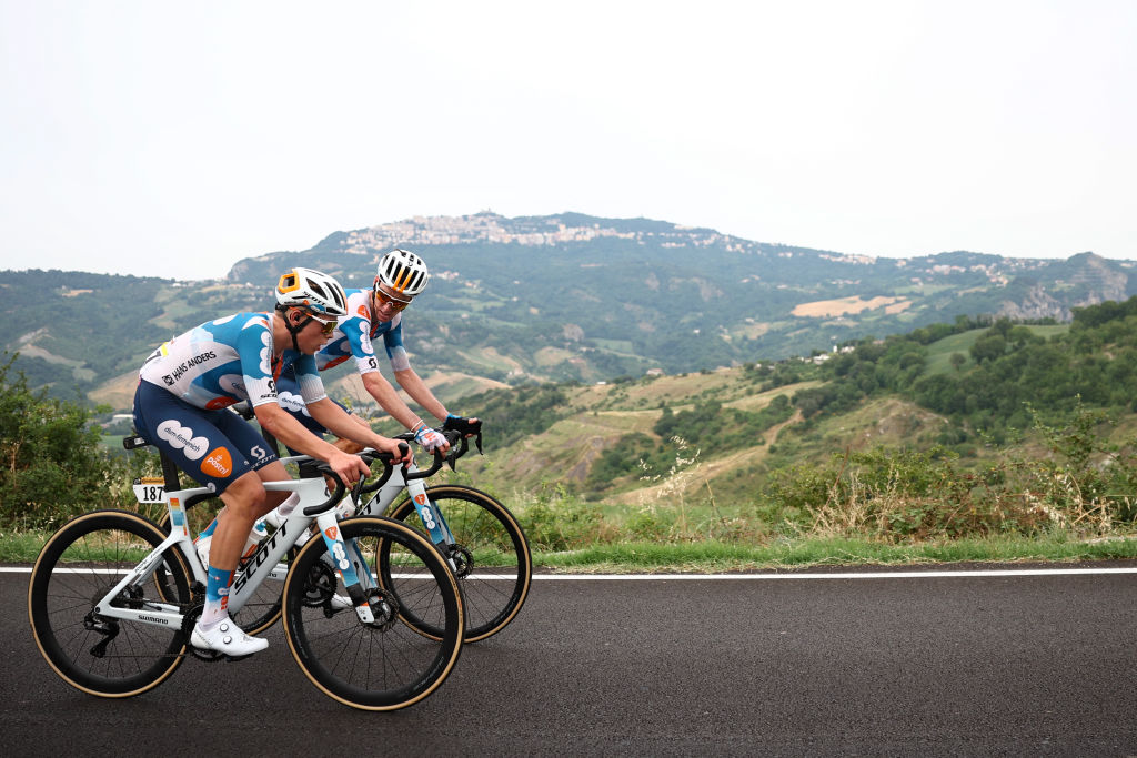 Romain Bardet et Frank van den Broek à l'attaque en route vers un doublé mémorable