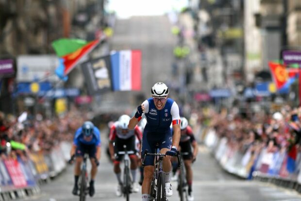 Les Ineos Grenadiers signent le champion du monde des moins de 23 ans Axel Laurance pour 2025