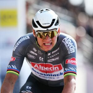 L'homme se tend à la police belge après avoir lancé une bouteille d'eau complète sur Mathieu van der Poel pendant Paris-Roubaix