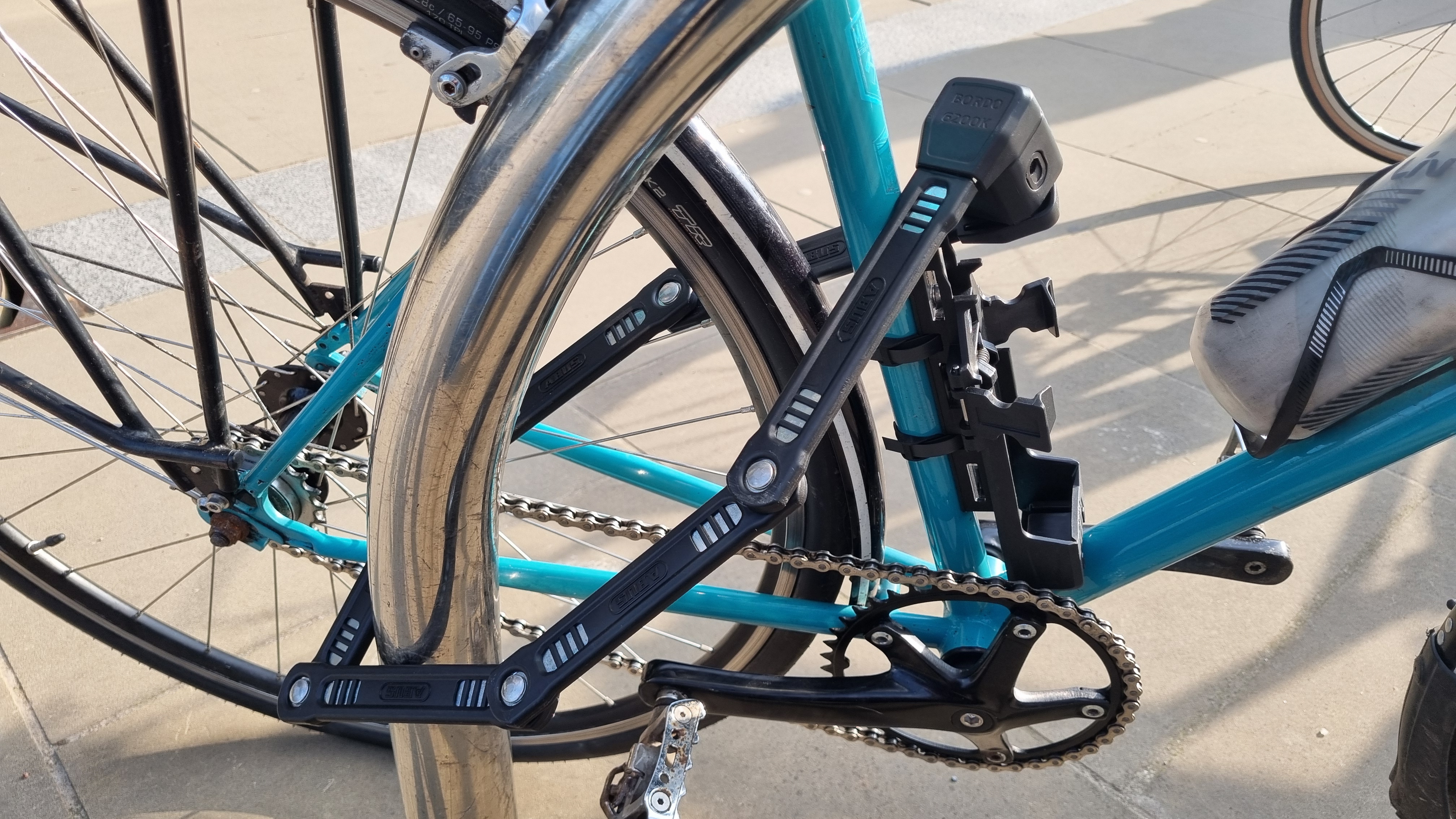 Abus Bordo 6200K Lock, enroulé autour d'un vélo et d'un support de vélo