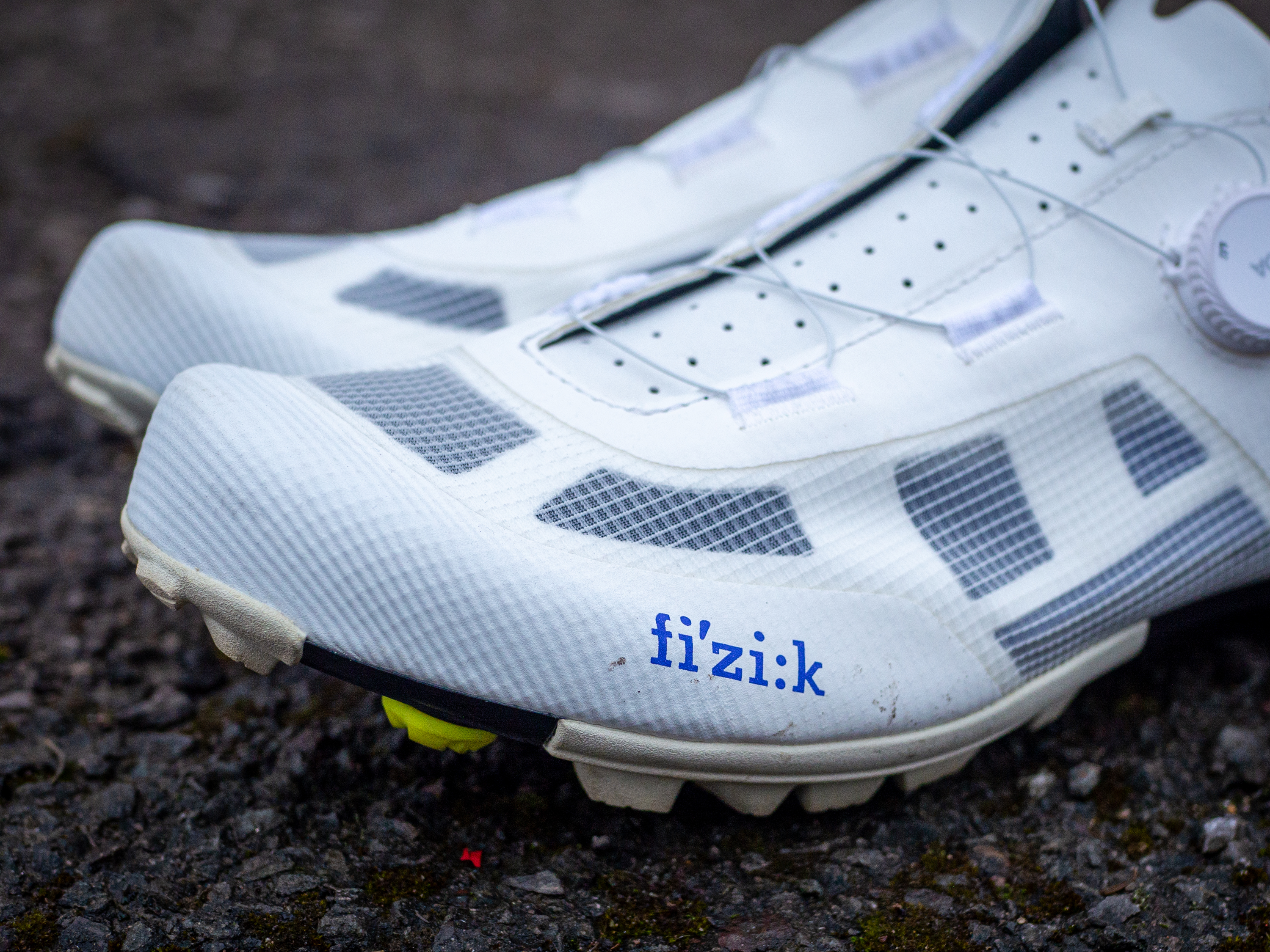 Une paire blanche de chaussures de gravier proxy Fizik Vento