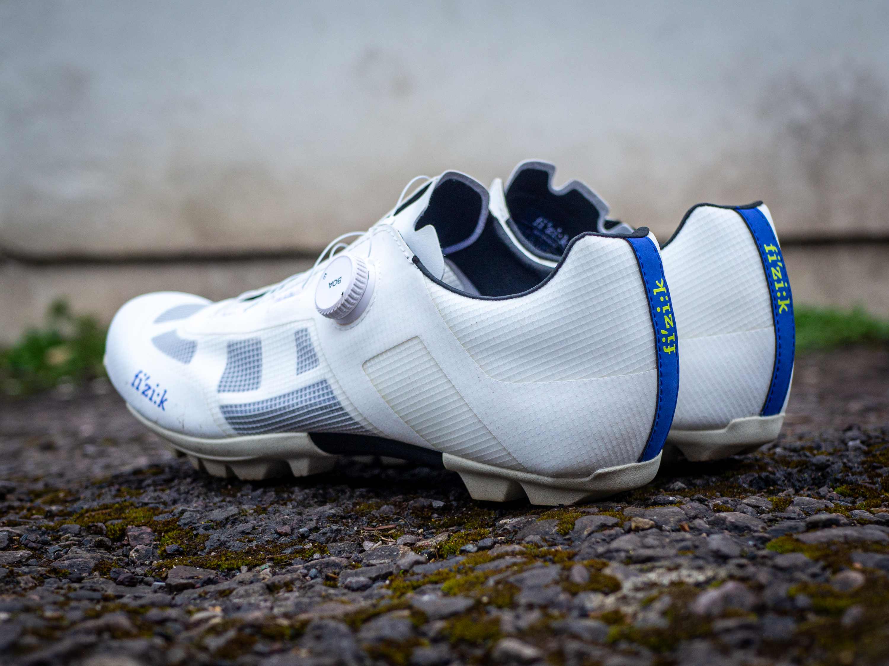 Une paire blanche de chaussures de gravier proxy Fizik Vento