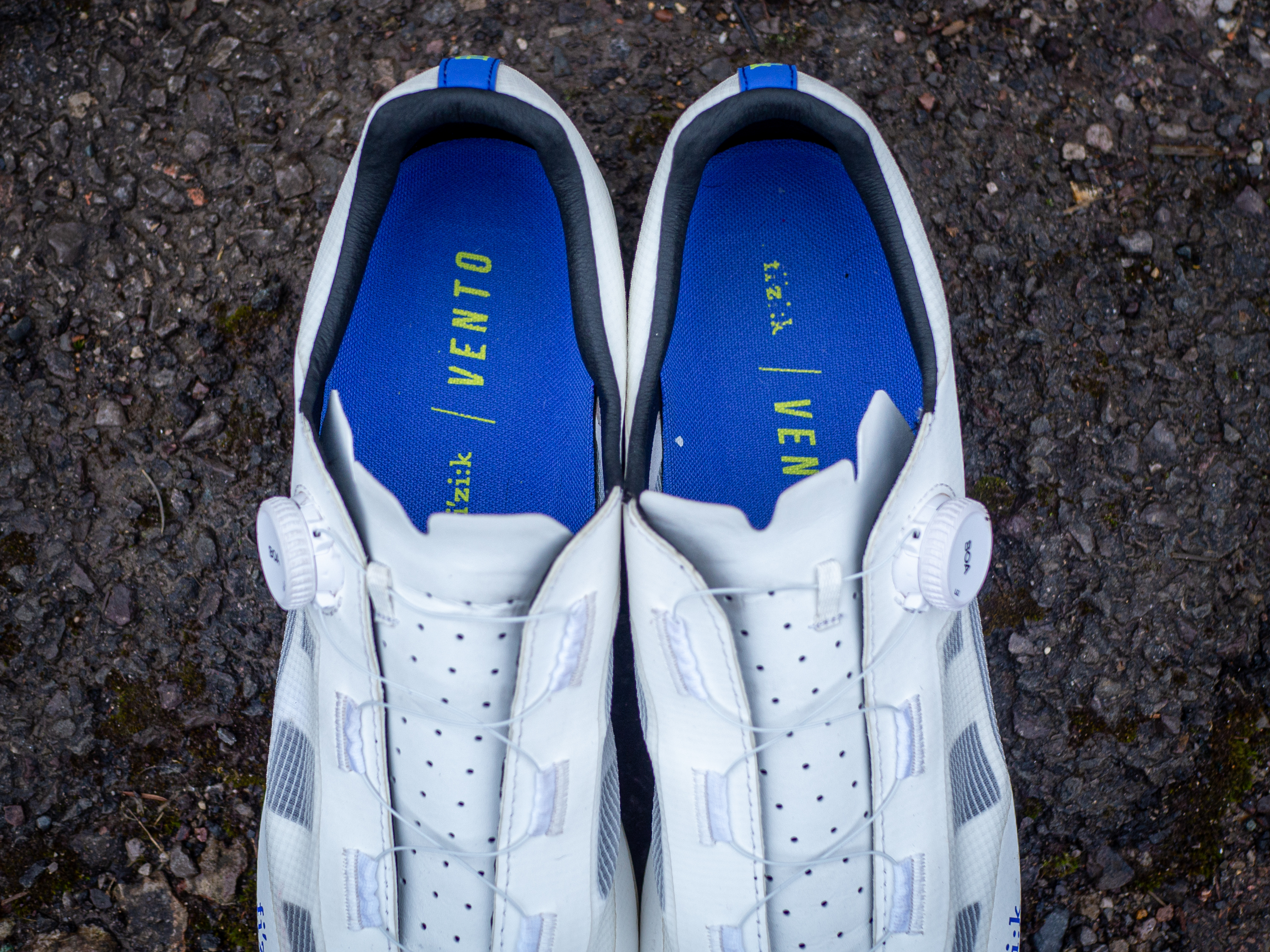 Une paire blanche de chaussures de gravier proxy Fizik Vento