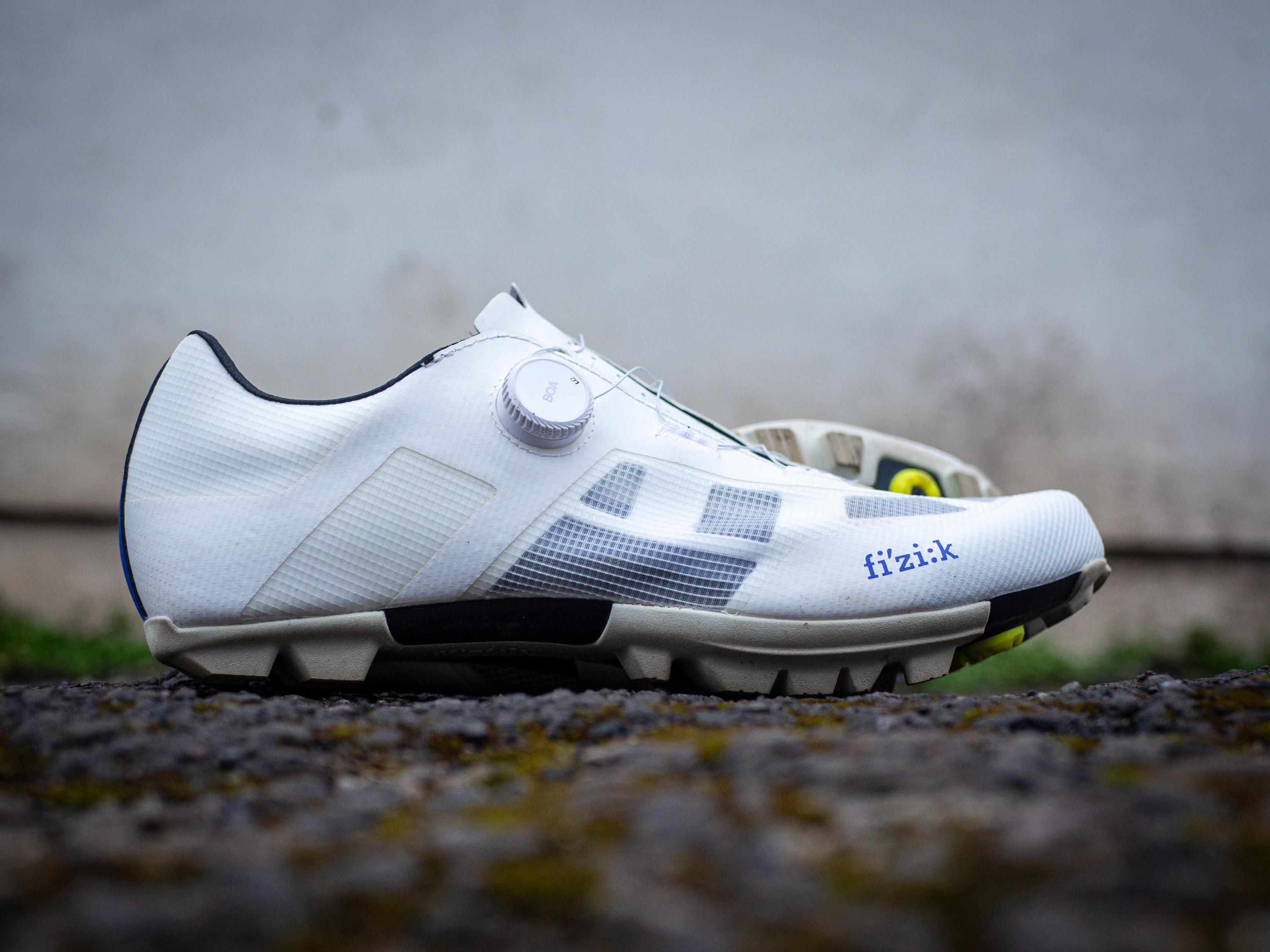 Une paire blanche de chaussures de gravier proxy Fizik Vento