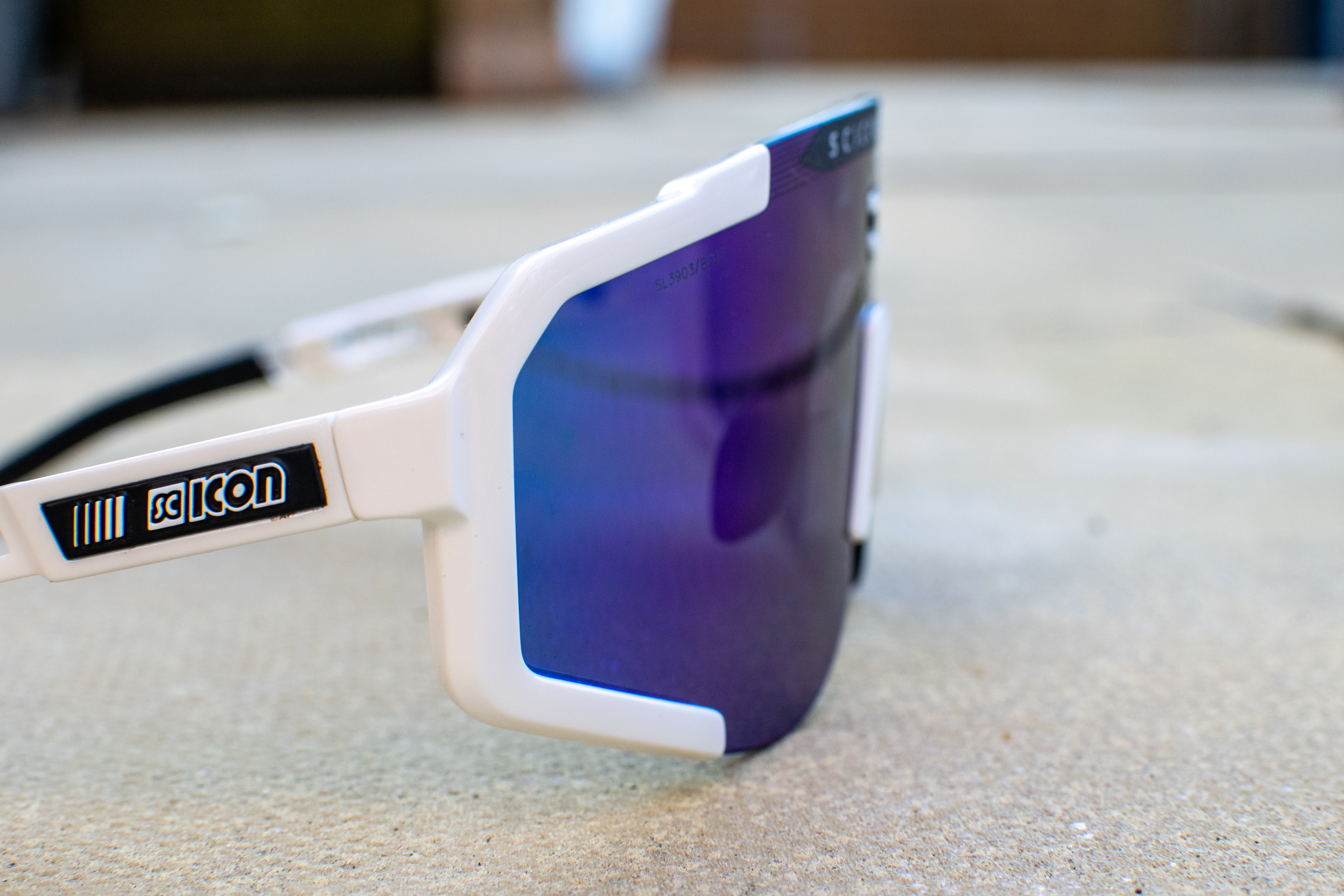 Une paire de lunettes de soleil aéroscope scicon blanc et bleu
