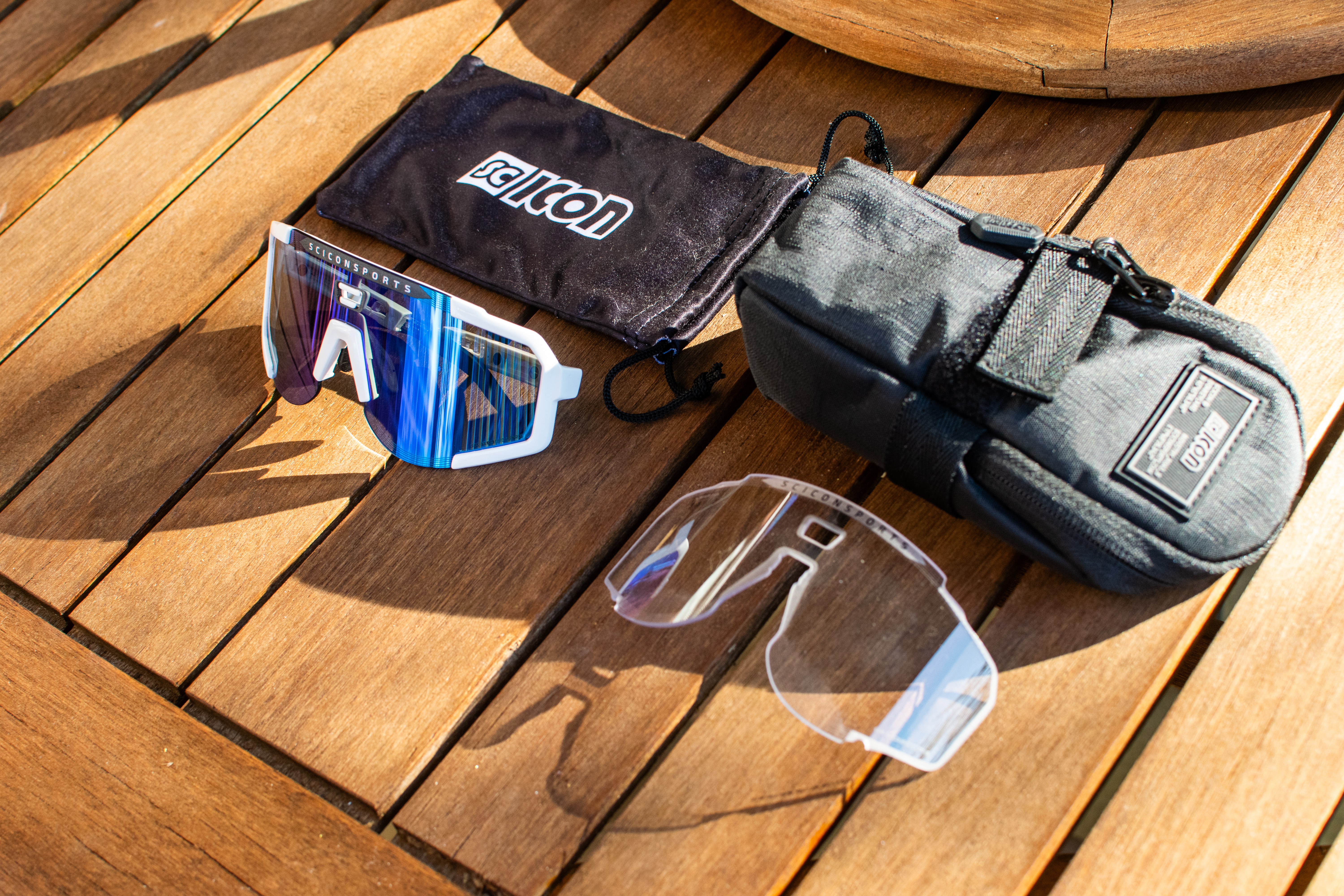 Une paire de lunettes de soleil aéroscope Blue et blanche Scicon