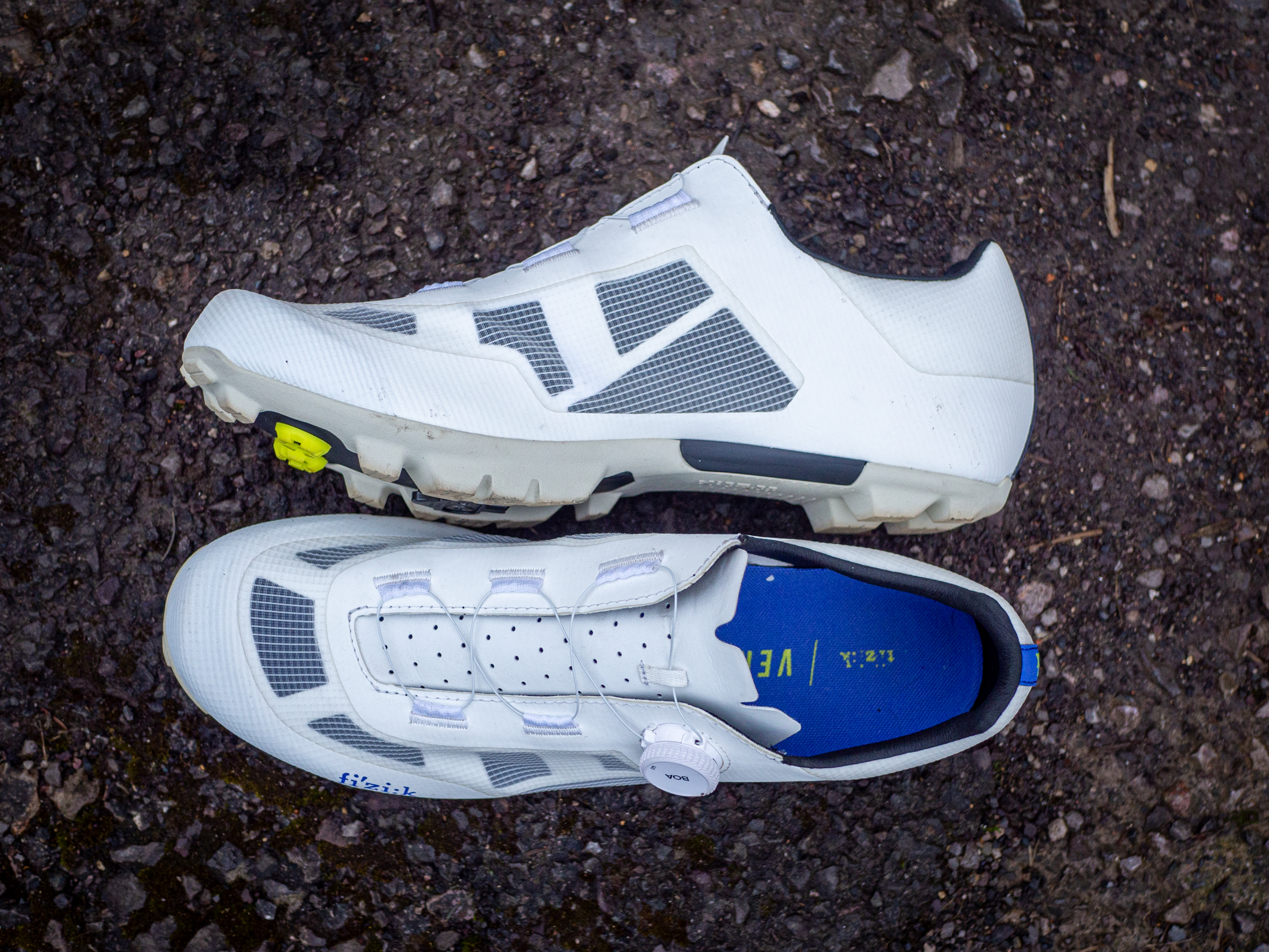 Une paire blanche de chaussures de gravier proxy Fizik Vento