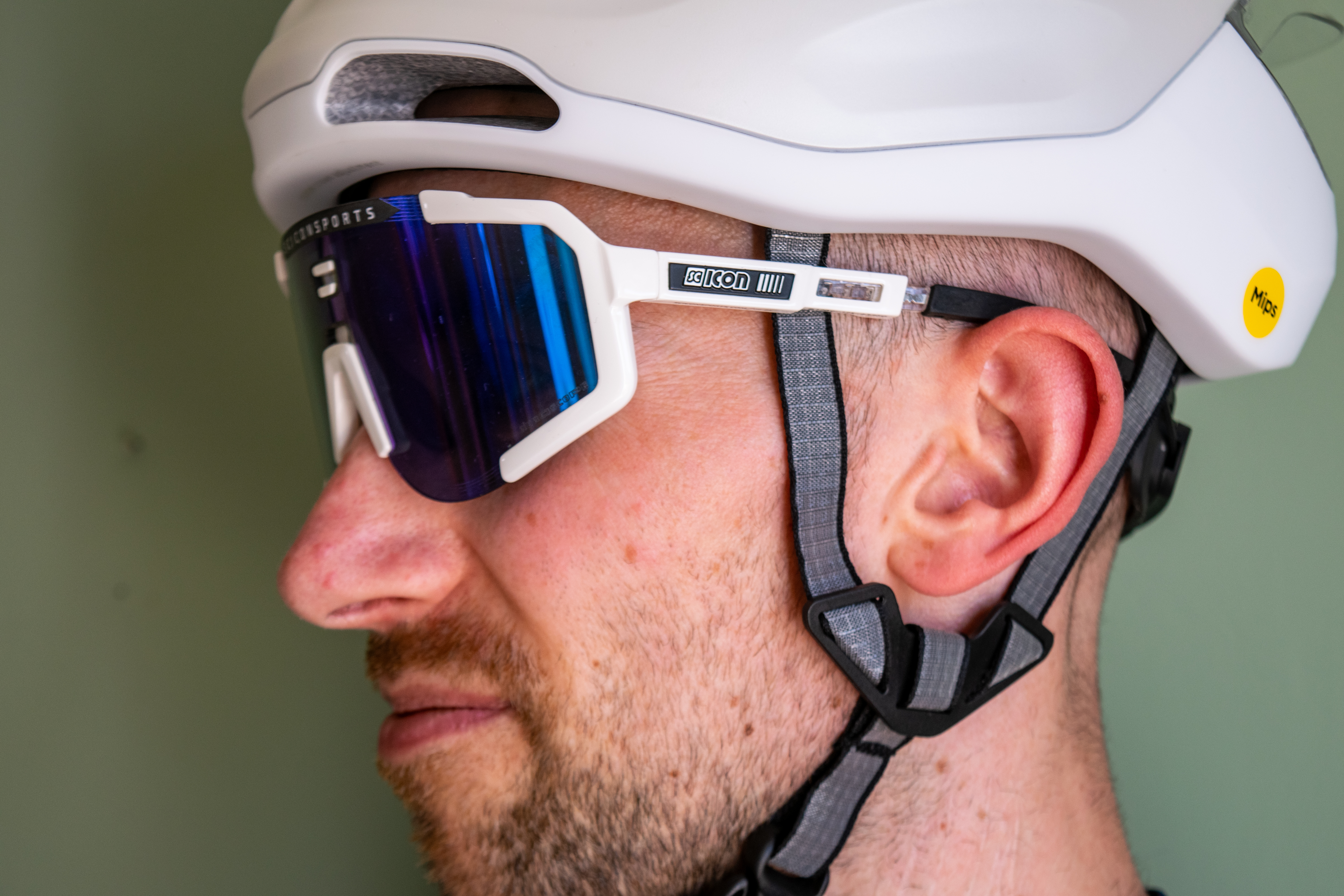 Un homme portant une paire de lunettes de soleil SciCcon Aeroscope