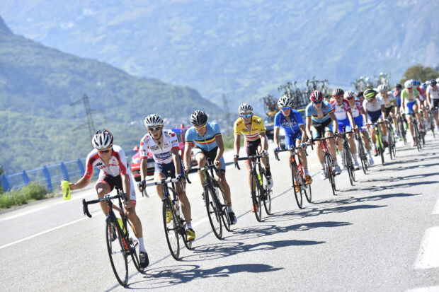 The peloton at the men's Tour de l'Avenir in 2015