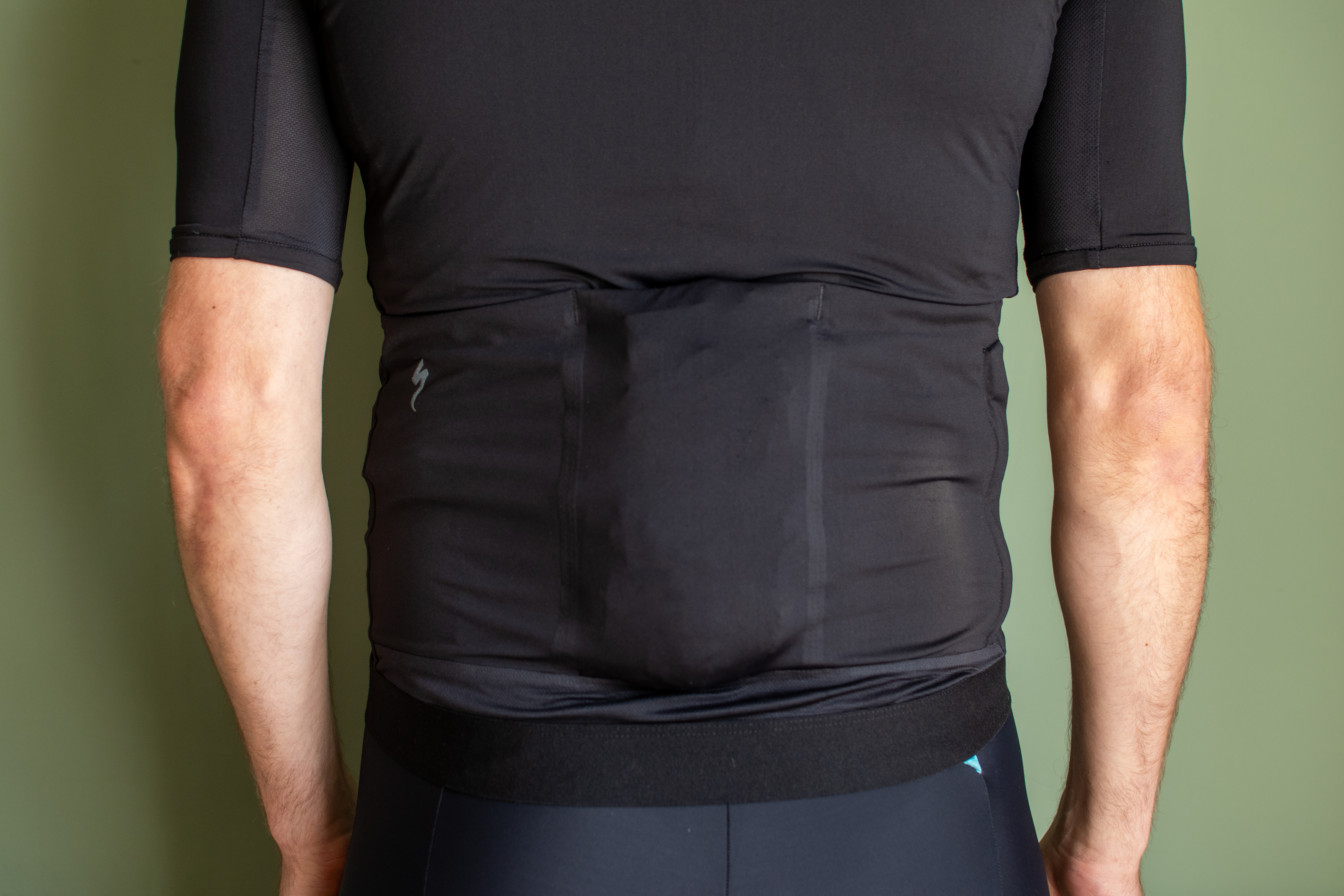 Un cavalier masculin portant un maillot noir