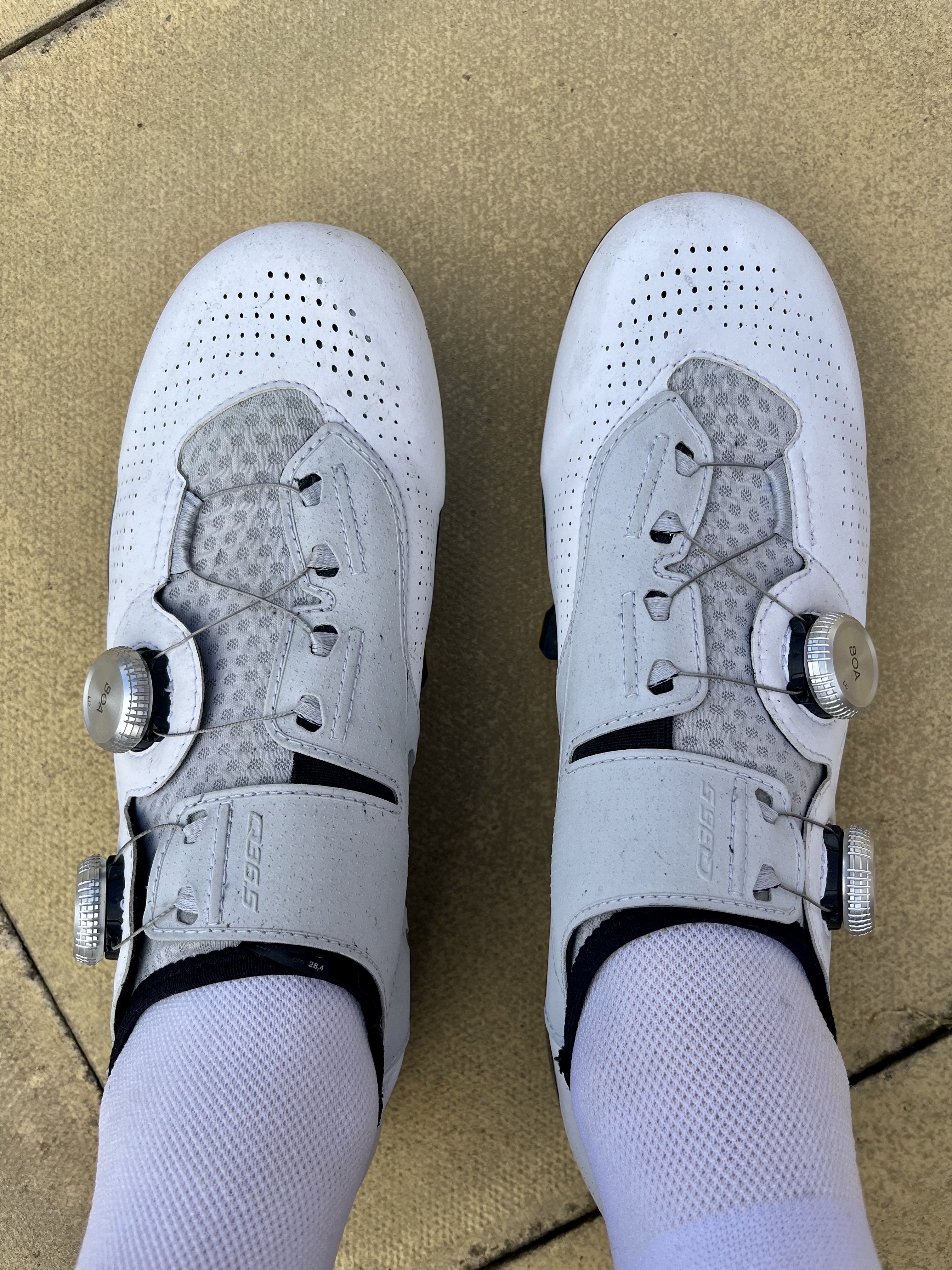 Une paire de chaussures Pro White Q36.5 UNIQUE