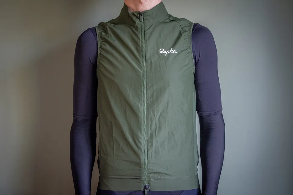 Un gilet de Rapha Core en vert