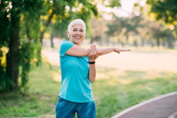 L’astuce facile pour tonifier ses bras sans faire de sport après 40 ans
