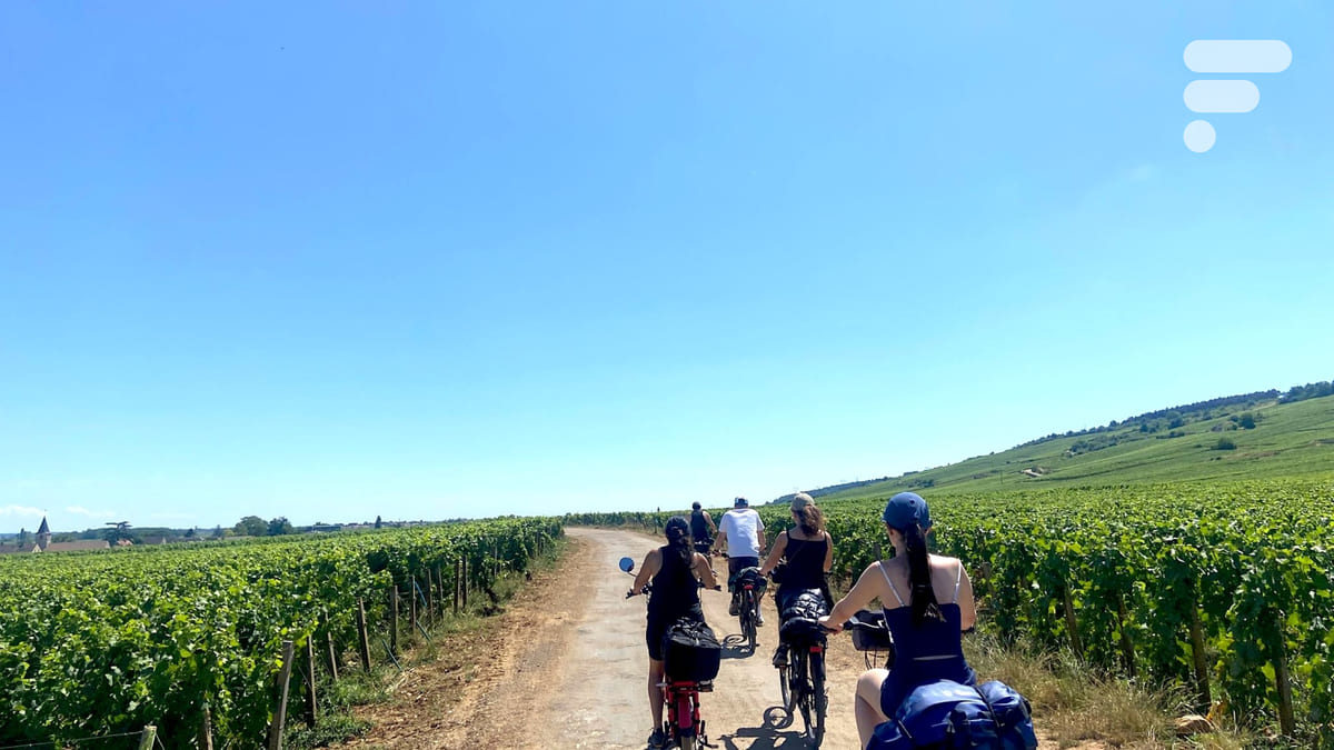 Groupe de personne en vélo sur un sentier