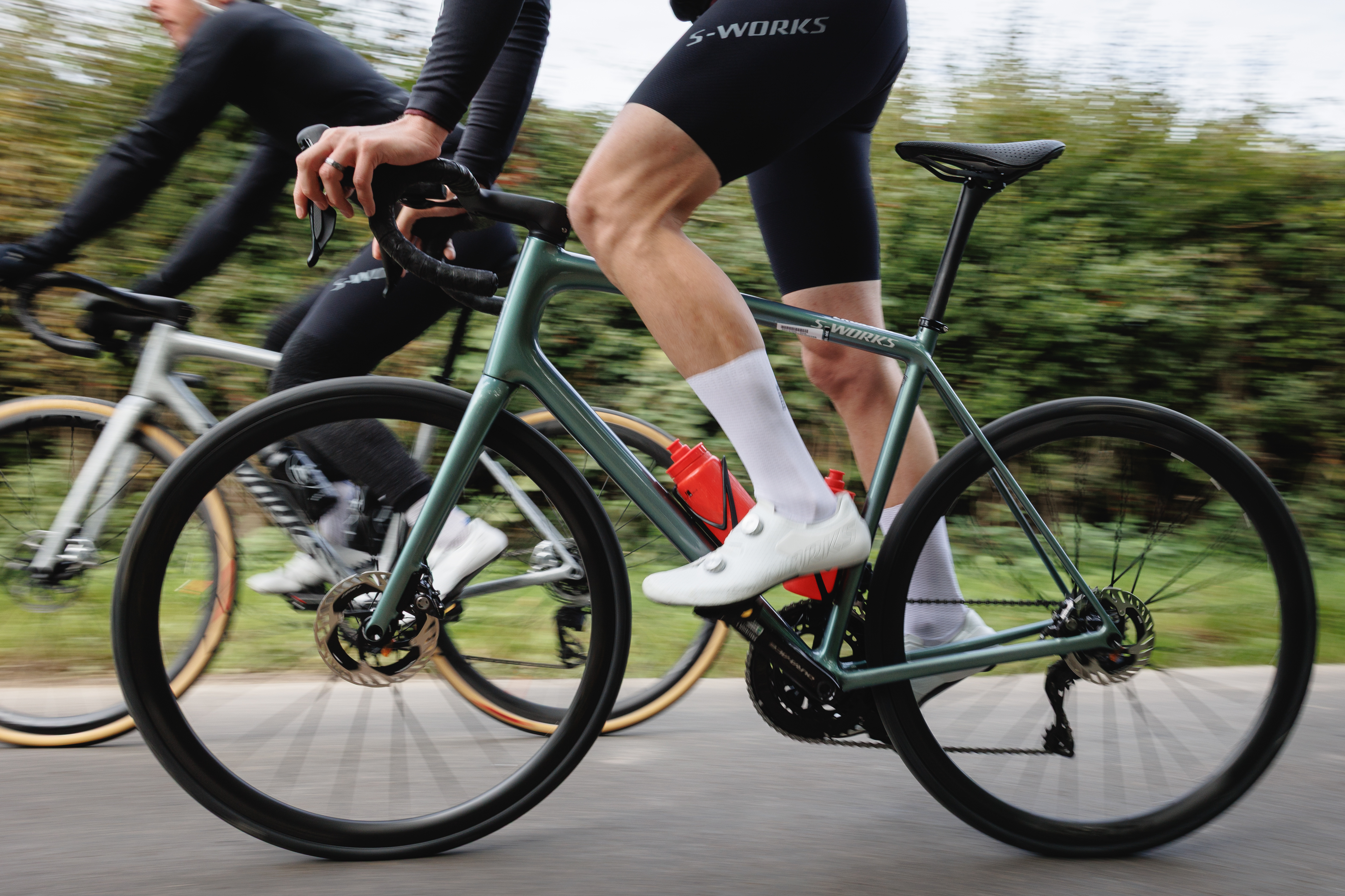 Josh chevauchant les sworks aethos 2