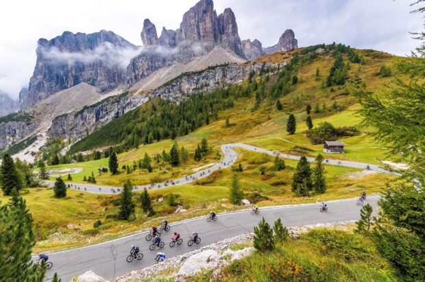 Serait-ce le voyage le plus heureux sur Terre ? Faire du vélo sur les routes sans voiture des Dolomites peut être difficile, mais c'est aussi un pur bonheur