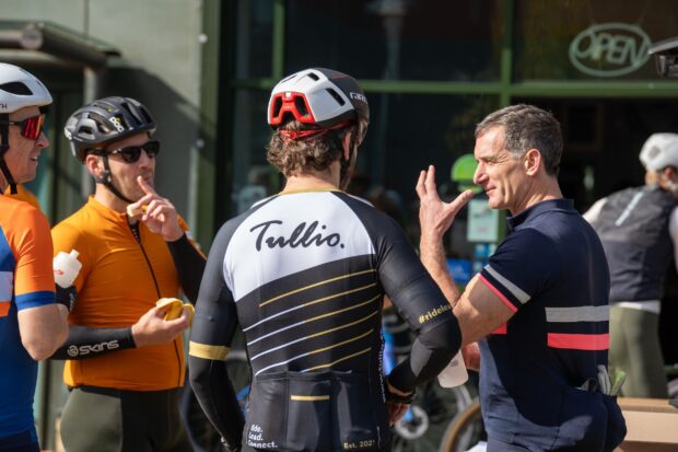 « Il n'y a pas de gêne » : comment fonctionne réellement l'établissement de nouveaux contacts commerciaux sur deux roues