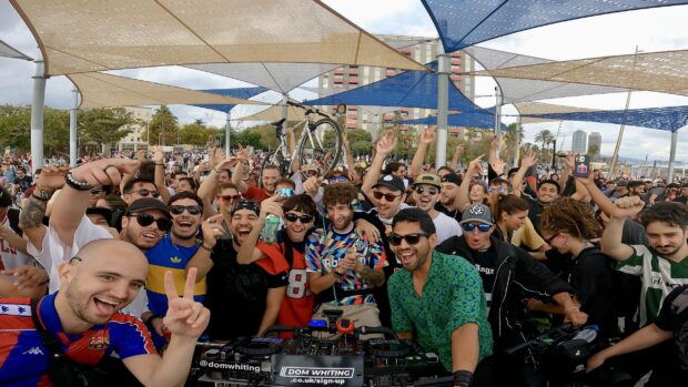 "J'ai toujours voulu que mes sorties rassemblent les gens par l'amour de la musique et du vélo" - rencontrez le DJ cycliste britannique Dom Whiting