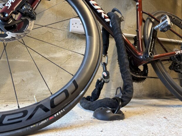 Mon ami s'est fait voler le vélo de ses rêves à 9 000 £, alors il est allé en ligne pour transformer son garage en forteresse