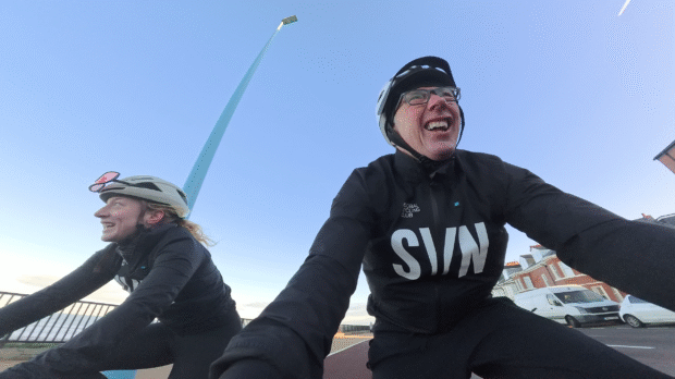 "Il est en fait plutôt bon" - rencontrez l'influenceuse qui trouve une joie inattendue à apprendre à son père à faire du vélo
