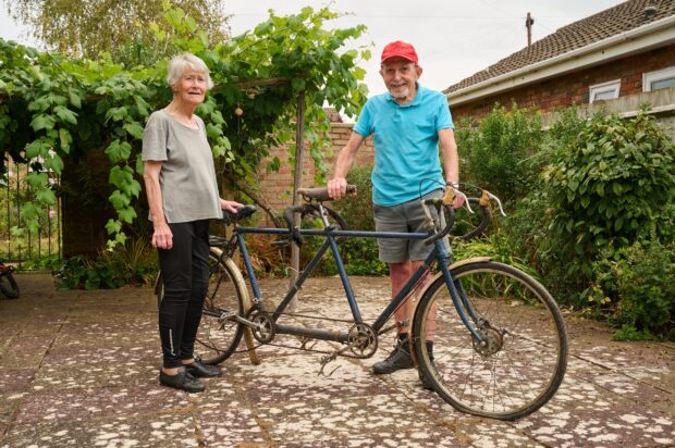 50 ans plus tard : rencontrez le premier couple tandem à faire le tour du monde à vélo