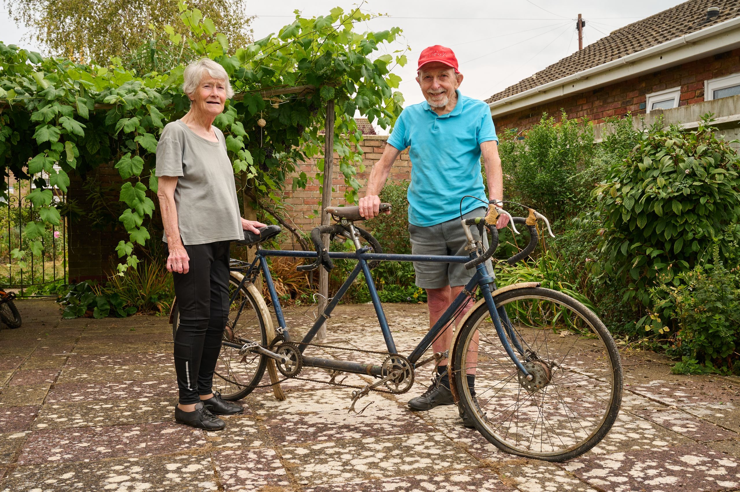 50 ans plus tard : rencontrez le premier couple tandem à faire le tour du monde à vélo
