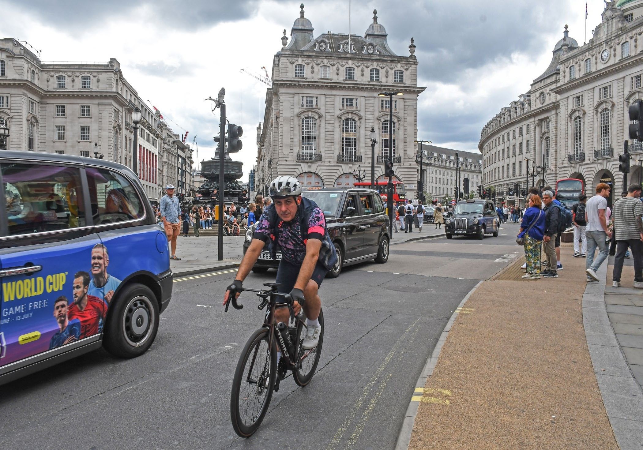 « Me voici à 3h30 du matin, vêtu d'un costume de squelette, dans un cimetière, sous une pluie battante » – la magie derrière le monde de l'art Strava