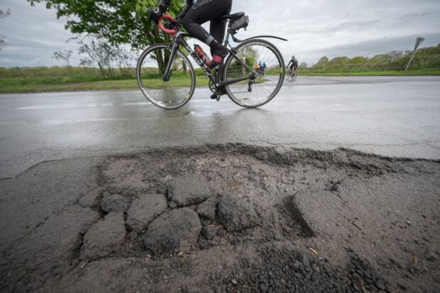 Un nid-de-poule a gâché ma balade à vélo et cassé ma roue, mais cela aurait pu être bien pire