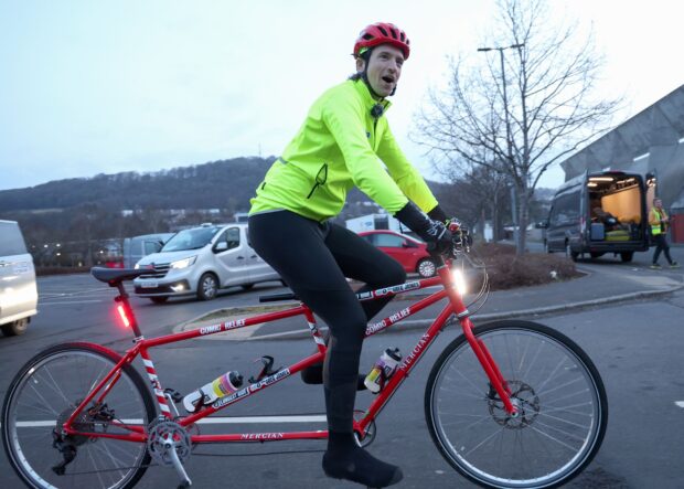 «Je n'arrêtais pas de fondre en larmes» – un présentateur de radio collecte 4 millions de livres sterling pour une œuvre caritative avec une épopée en tandem