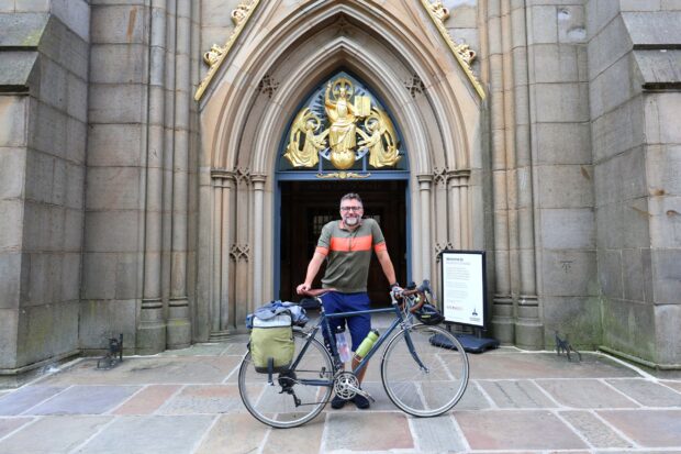 "J'encouragerais tout le monde à se rendre à vélo jusqu'à la cathédrale locale et à simplement aller écouter" : rencontrez l'homme qui a pour mission de sauver la musique chorale à vélo