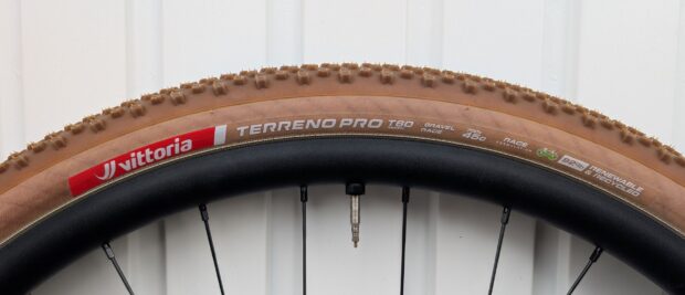 Test du pneu Vittoria T60 PRO Mixed Gravel Race : Un pneu de course sur gravier au look unique optimisé pour les conditions difficiles